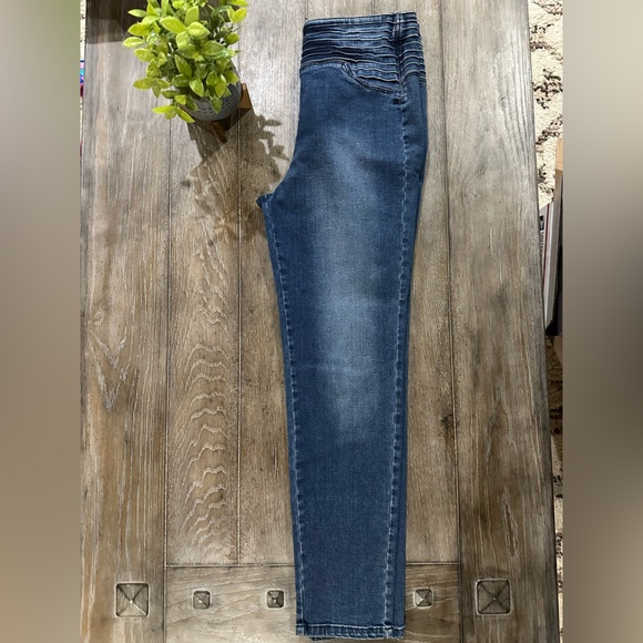 Jennifer Hudson Jeans - Picture 2 of 12